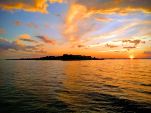 Katamaran Cruising beim Sonnenuntergang