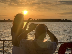 Katamaran Cruising beim Sonnenuntergang